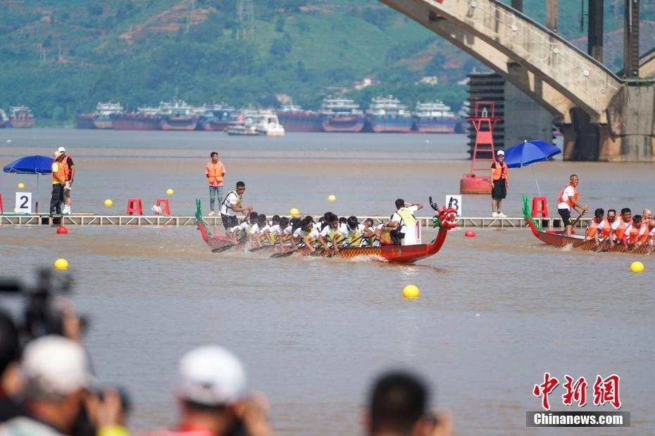 中國—東盟國際龍舟公開賽廣西藤縣開槳