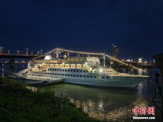 全球第二大海上图书船首次到访柬埔寨首都金边