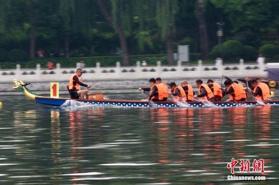北京什刹海上赛龙舟