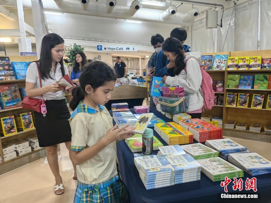 全球第二大海上圖書船首次到訪柬埔寨首都金邊
