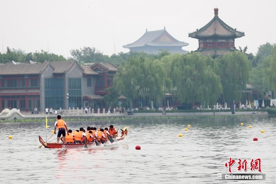 北京什剎海上賽龍舟