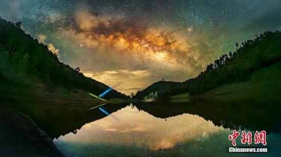 云南怒江州富和山景致唯美 雾湖倒映璀璨星空