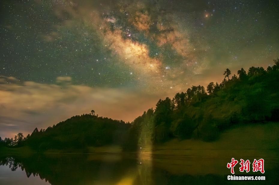 云南怒江州富和山景致唯美 霧湖倒映璀璨星空