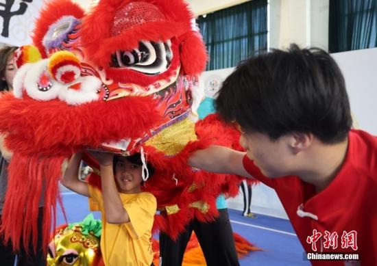 北京：美国“功夫小子”在首都体育学院交流