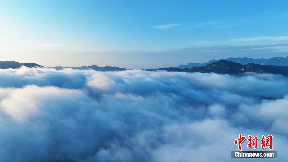 湖北長陽現(xiàn)云海景觀 云霧縈繞壯美如畫