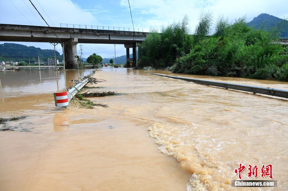 福建政和：受連日暴雨影響 國(guó)道發(fā)生溜方