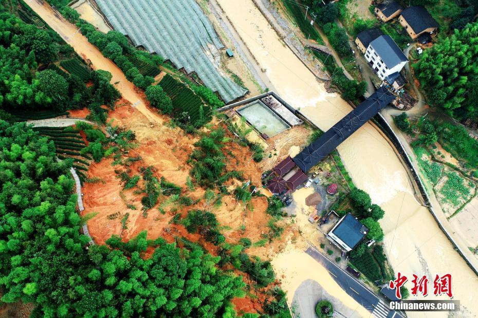 福建政和：受連日暴雨影響 國(guó)道發(fā)生溜方