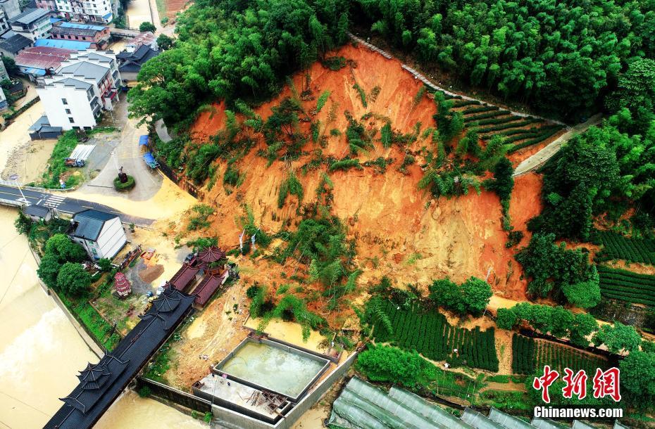 福建政和：受連日暴雨影響 國道發(fā)生溜方