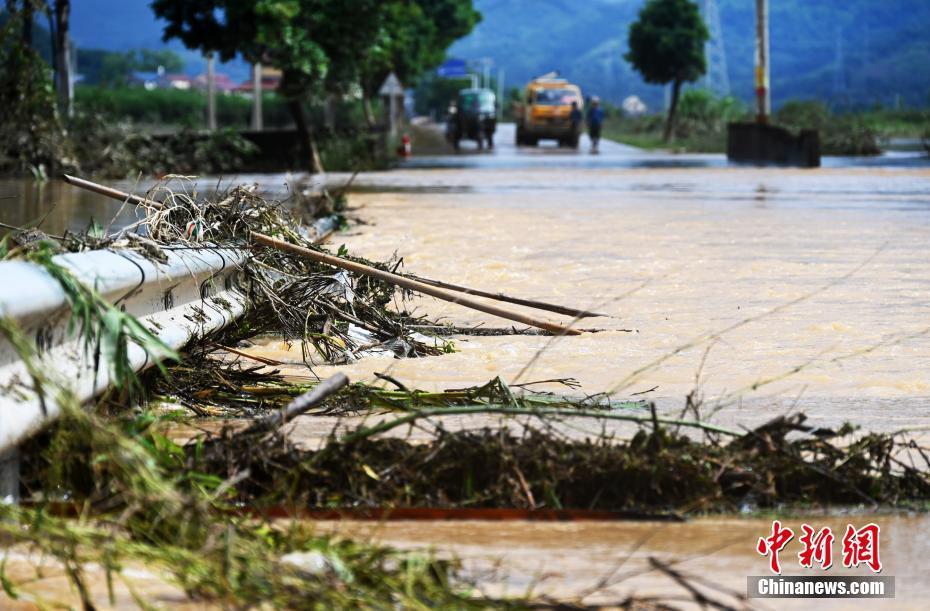 福建政和：受連日暴雨影響 國道發(fā)生溜方