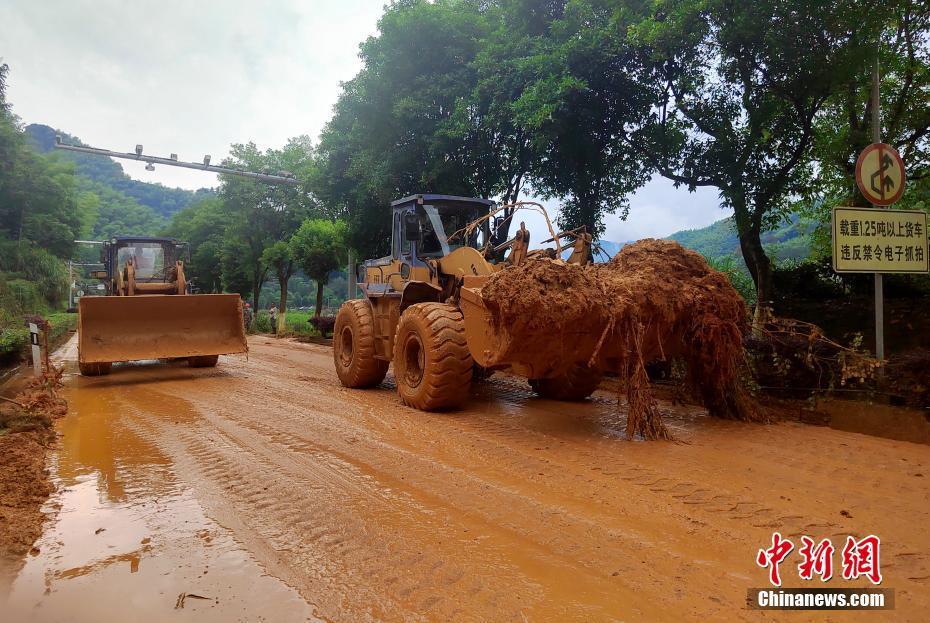 福建政和：受連日暴雨影響 國道發(fā)生溜方