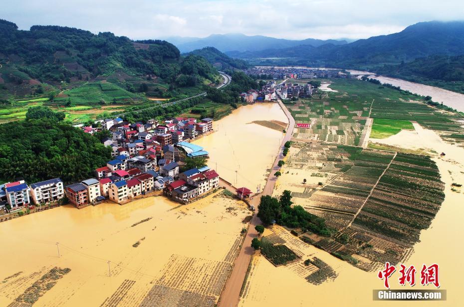 福建政和：受連日暴雨影響 國道發(fā)生溜方