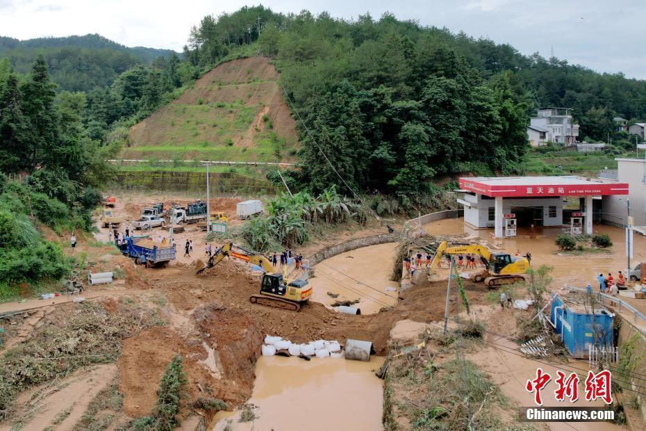 直擊福建武平暴雨災(zāi)區(qū)：爭(zhēng)分奪秒災(zāi)后自救互救