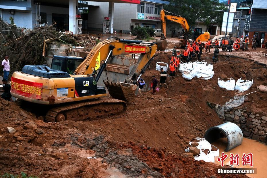 直擊福建武平暴雨災區(qū)：爭分奪秒災后自救互救