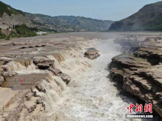 壺口瀑布水量驟增 壯觀景象引游客駐足