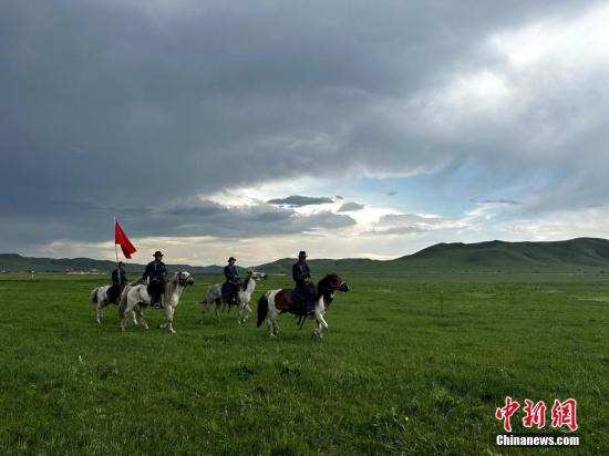 中国北疆边陲草原上筑起“有生命的界碑”