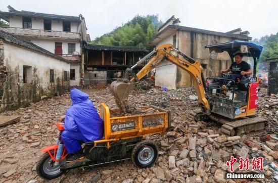 安徽歙縣：災后清理重建保民生