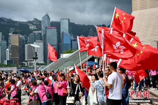 香港市民于尖沙咀揮動國旗及特區(qū)區(qū)旗慶香港回歸祖國27周年