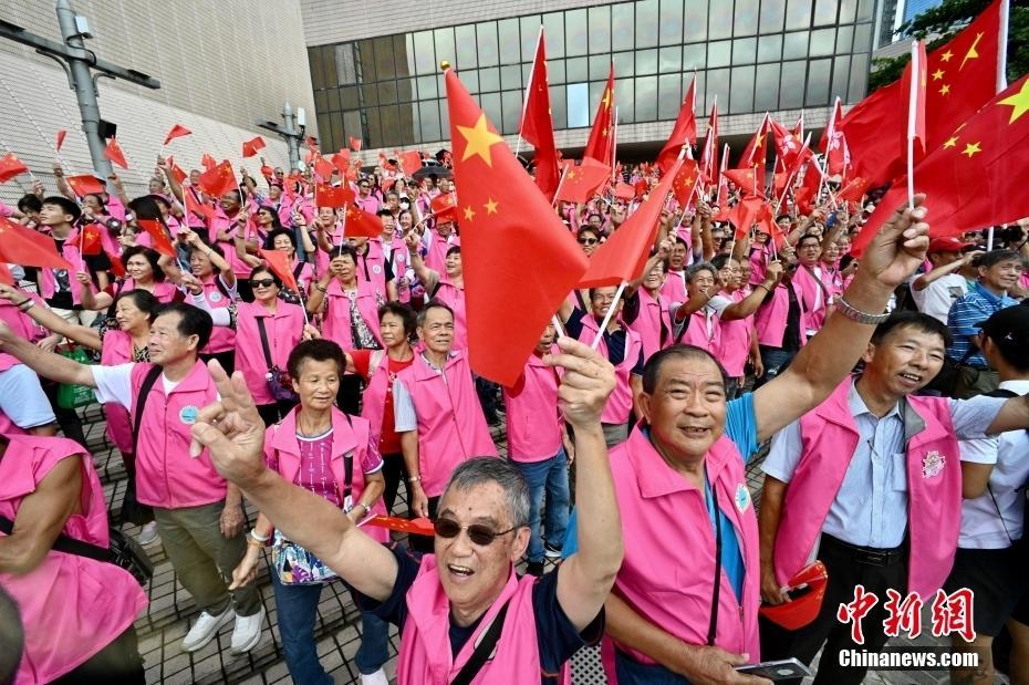 香港市民于尖沙咀揮動(dòng)國(guó)旗及特區(qū)區(qū)旗慶香港回歸祖國(guó)27周年