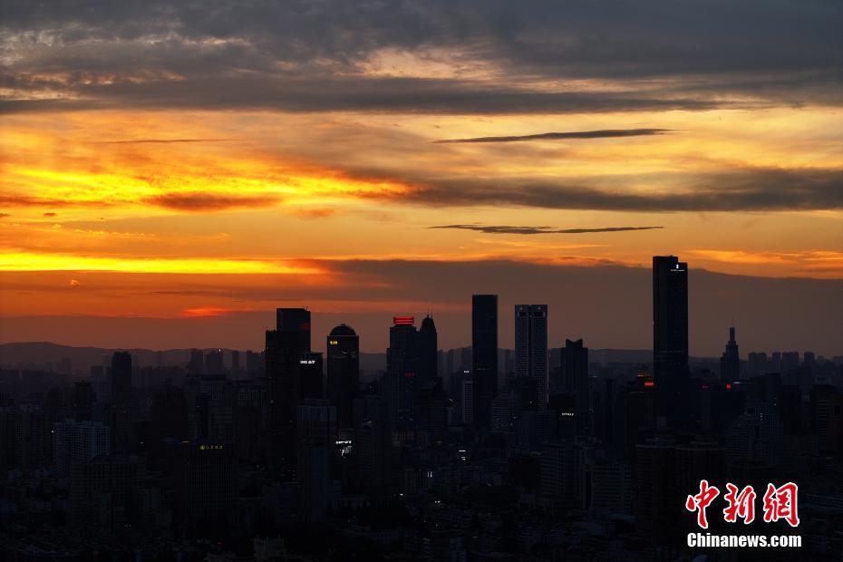 南京高溫天“蒸”出絢麗晚霞