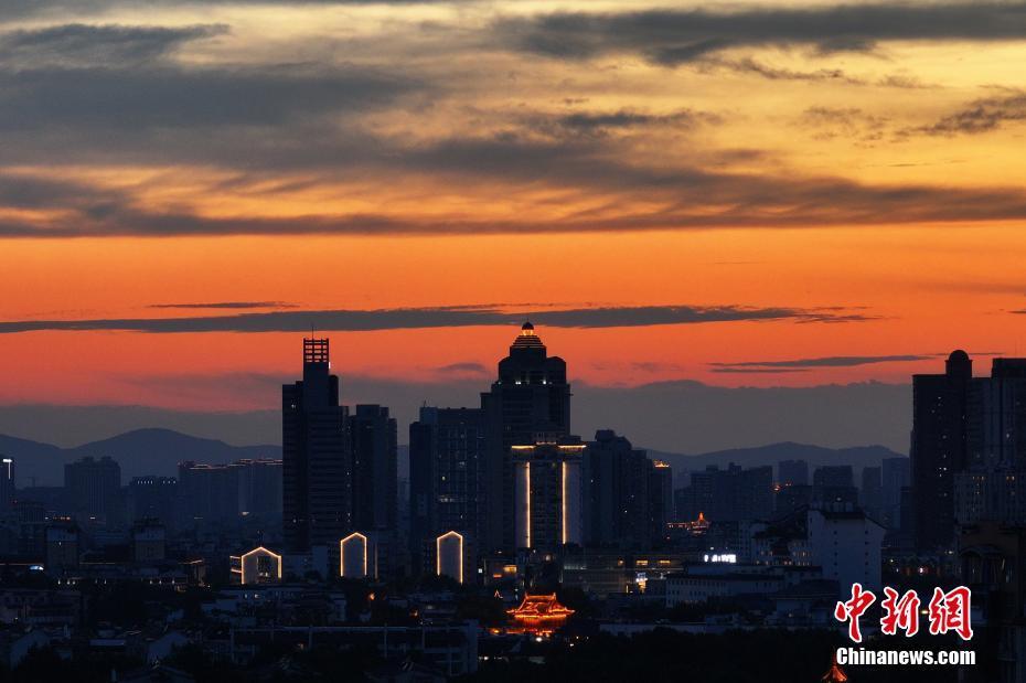 南京高溫天“蒸”出絢麗晚霞