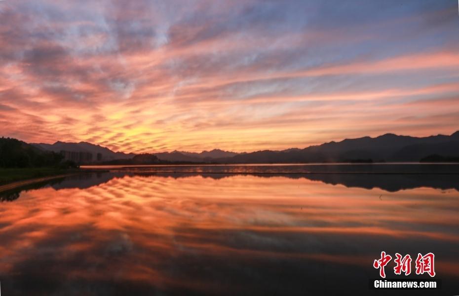 杭州：千島湖絢麗朝霞飛滿天