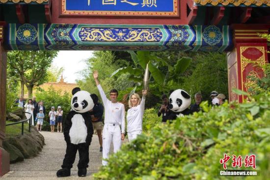 巴黎奧運會火炬在法國博瓦勒動物園傳遞