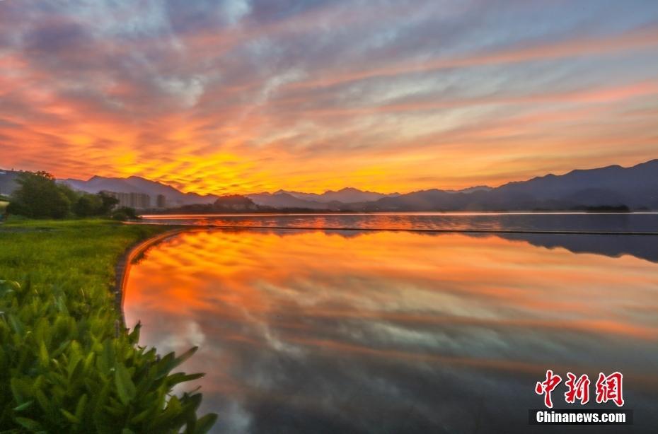 杭州：千島湖絢麗朝霞飛滿天