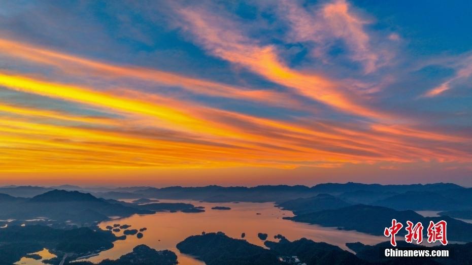 杭州：千島湖絢麗朝霞飛滿天