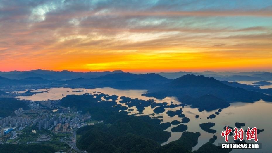 杭州：千島湖絢麗朝霞飛滿天