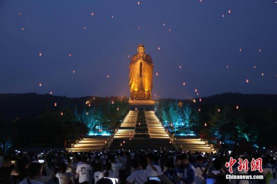 山東曲阜：金聲玉振廣場(chǎng)上演光影秀