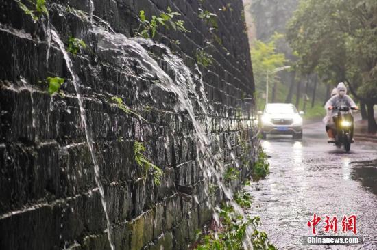 南京迎降雨 明城墻再現“龍吐水”景觀