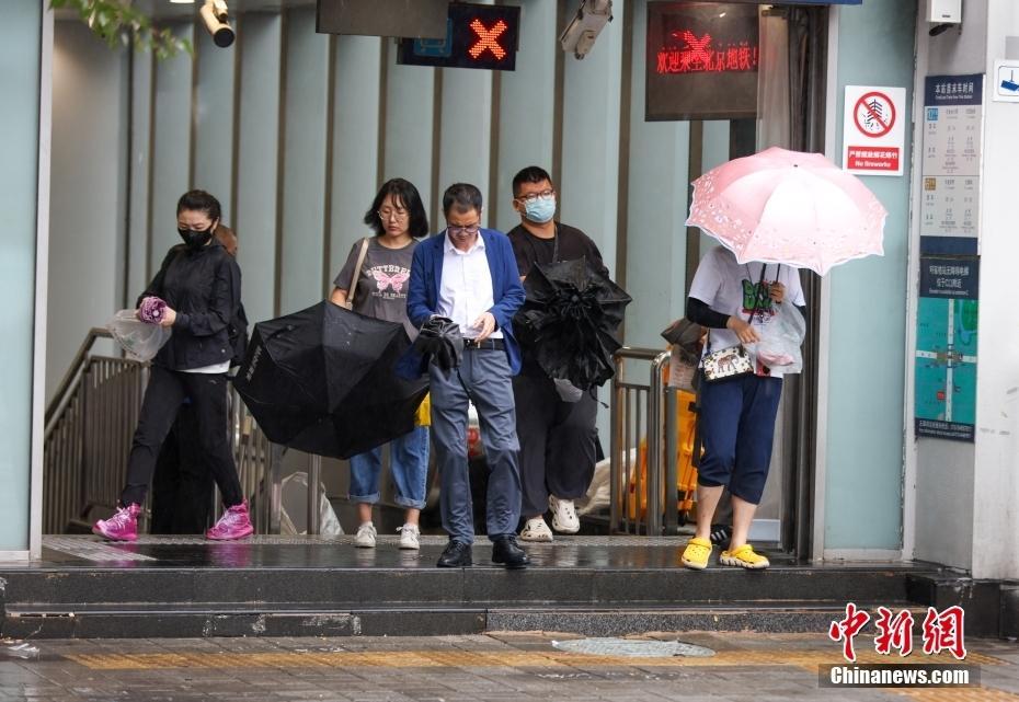 四預(yù)警齊發(fā) 北京迎來(lái)雨中早高峰