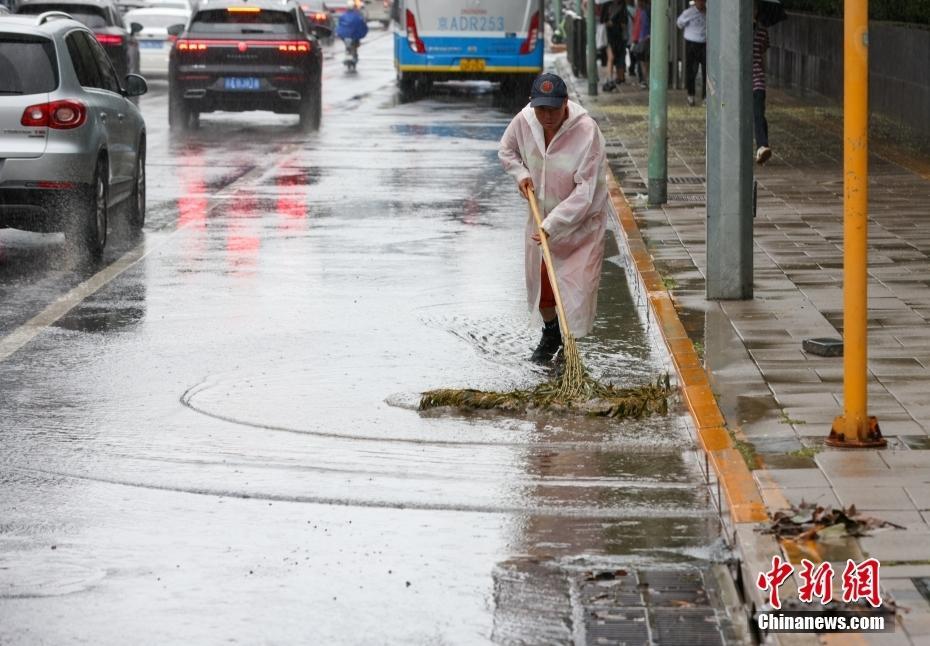 四預(yù)警齊發(fā) 北京迎來雨中早高峰