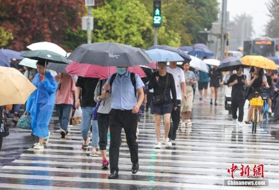 四預警齊發(fā) 北京迎來雨中早高峰