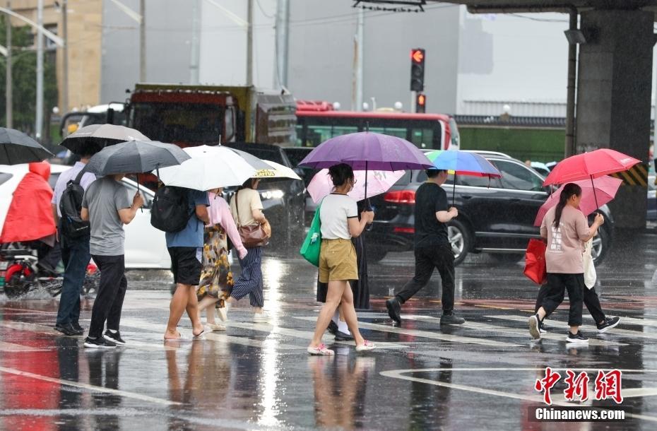 四預(yù)警齊發(fā) 北京迎來雨中早高峰