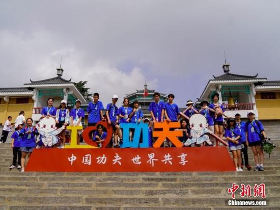 海外華裔青少年走進(jìn)嵩山少林寺