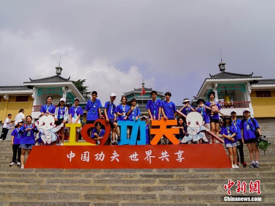 海外華裔青少年走進嵩山少林寺