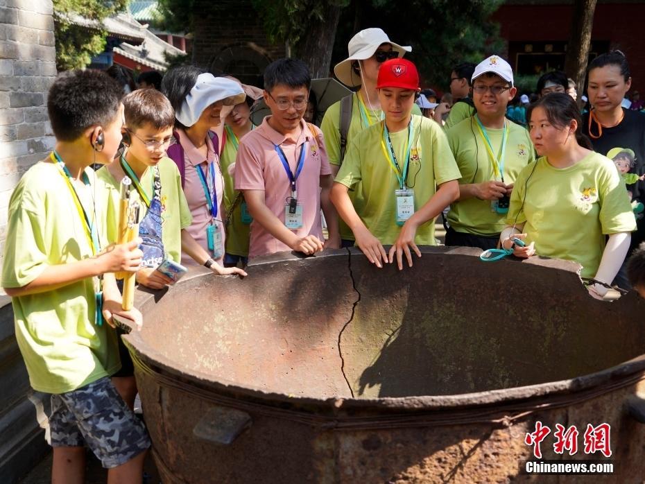 海外華裔青少年走進(jìn)嵩山少林寺