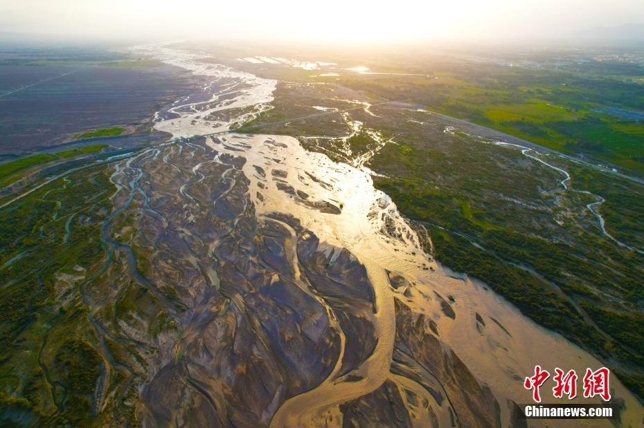 新疆阿克蘇：陽光映照托什干河濕地 宛如大地彩繪