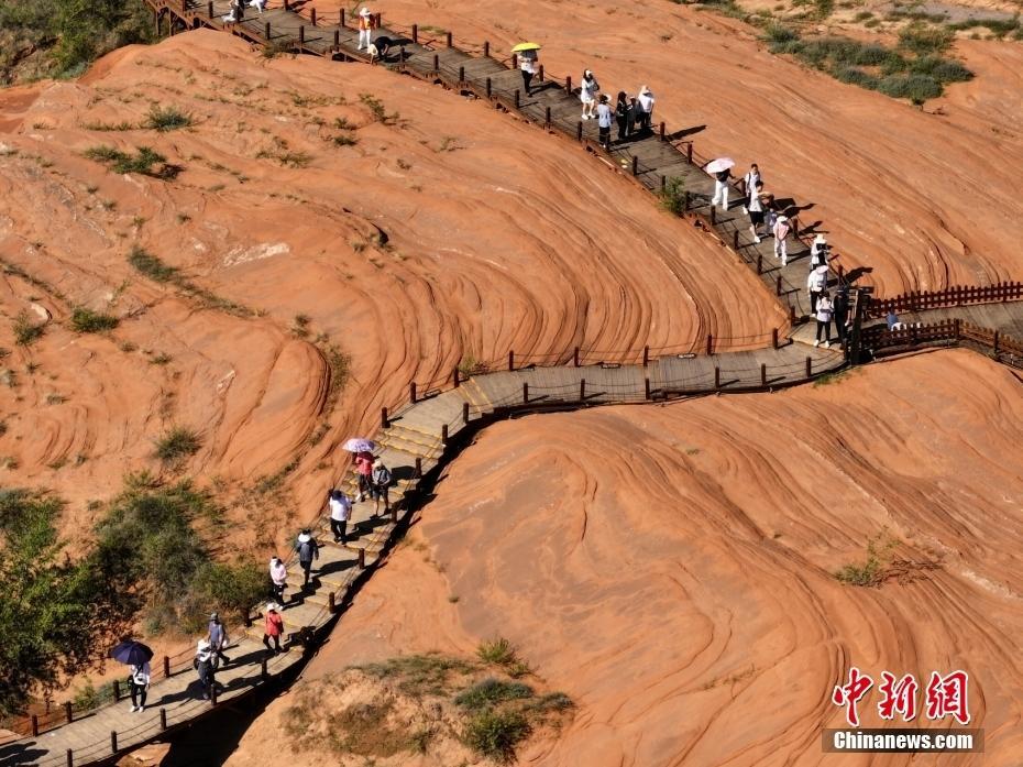 陜西靖邊：黃土高原地貌奇特 “赤色丹霞”形如流動波浪