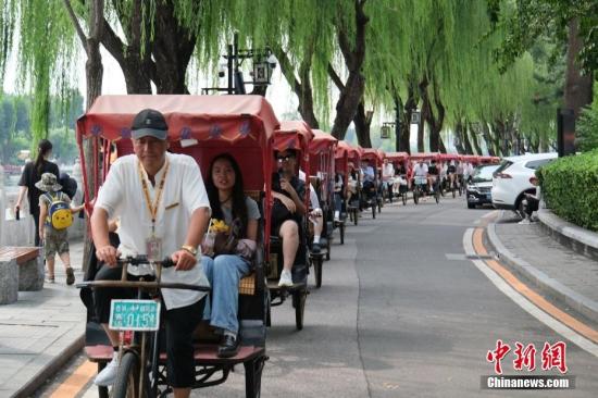 臺(tái)灣大學(xué)生坐“三輪車(chē)” 逛胡同 感受北京文化