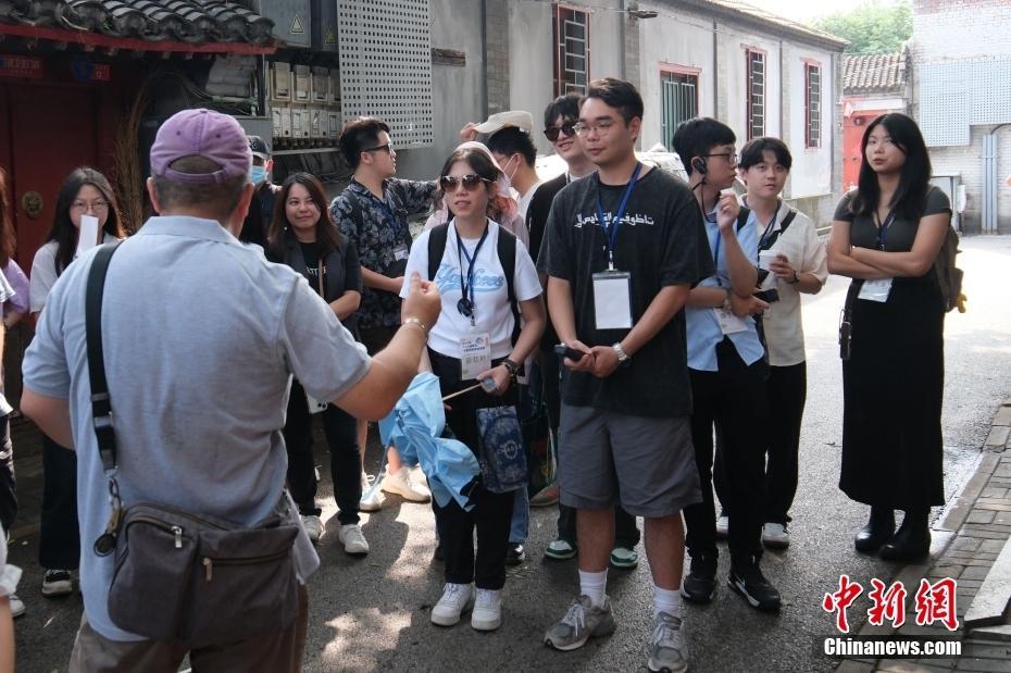 臺灣大學生坐“三輪車” 逛胡同 感受北京文化