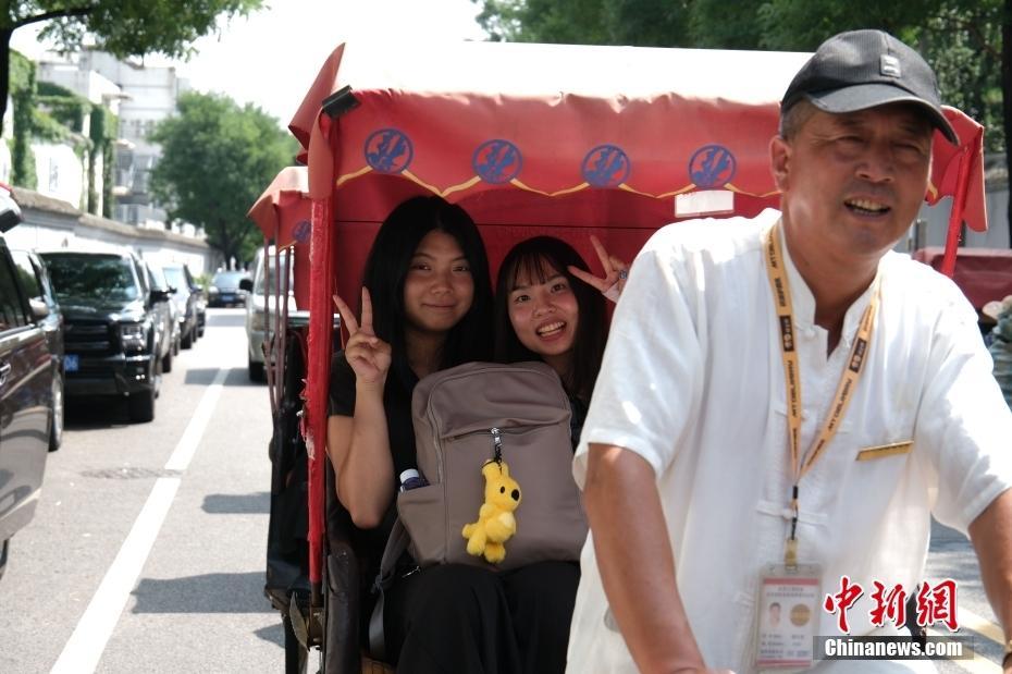 臺灣大學生坐“三輪車” 逛胡同 感受北京文化