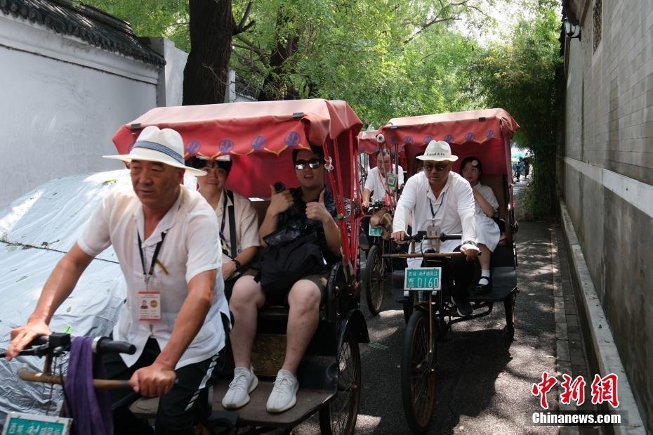 臺灣大學生坐“三輪車” 逛胡同 感受北京文化