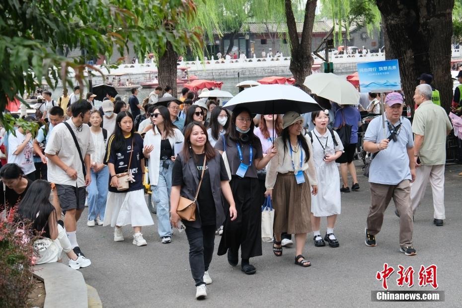 臺(tái)灣大學(xué)生坐“三輪車” 逛胡同 感受北京文化