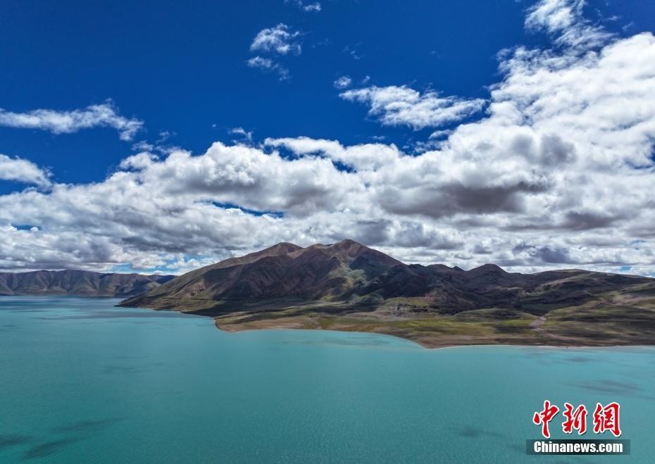 西藏那曲：當(dāng)惹雍措湖水蔚藍(lán) 宛如寶石遺落高原