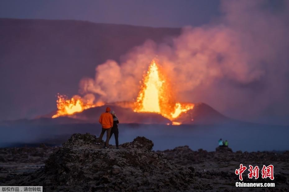 冰島火山與極光同現(xiàn)夜空