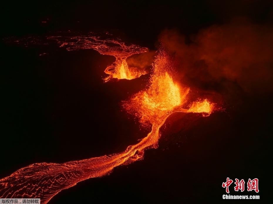 冰島火山與極光同現(xiàn)夜空