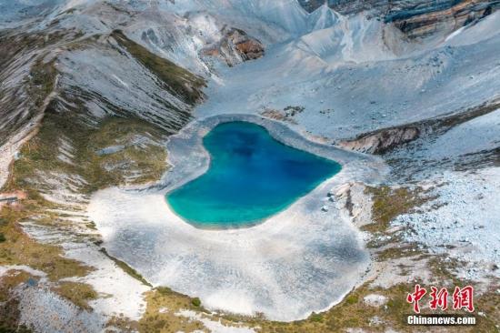 雪山下的浪漫 稻城亞丁現(xiàn)“心形”湖泊