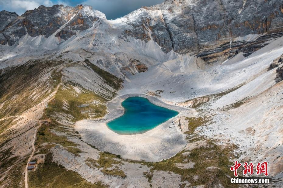 雪山下的浪漫 稻城亞丁現“心形”湖泊